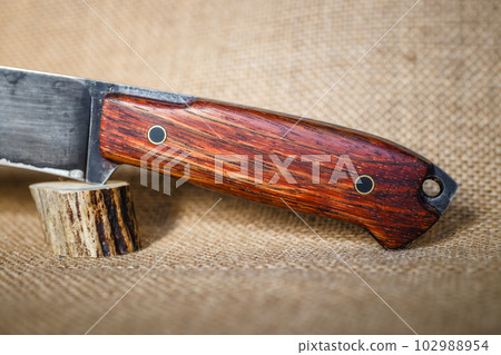 Hunting knife with burnished blade and amazaque wooden handle 102988954