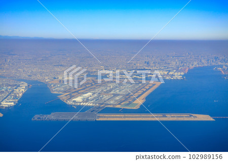 Tokyo_Scenery of Haneda Airport and Tokyo seen from the sky Tokyo_Scenery of Haneda Airport and Tokyo seen from the sky 102989156