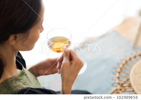 一個女人喝茶的部分切割 102989658