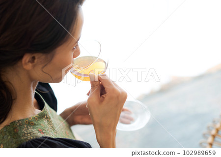 一個女人喝茶的部分切割 102989659