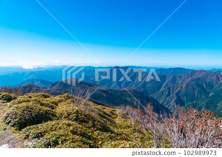 The mountains of Shikoku Mountains on a sunny autumn day seen from Jiro Oi, Miyoshi City, Tokushima Prefecture 102989973