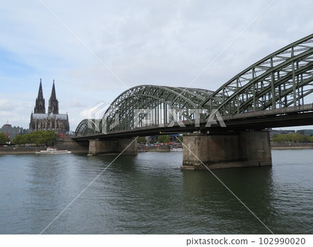 Germany Cologne Cathedral and Hohenzollern Bridge 102990020
