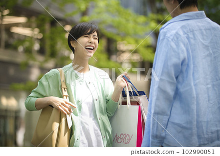 享受購物的年輕夫婦 享受購物的年輕夫婦 102990051