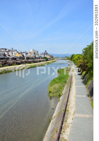A view of the upper reaches of the Kamo River from Shijo Ohashi Bridge in early summer (Kyoto City, Kyoto Prefecture) 102991893