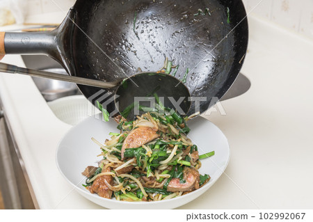 [Stir-fried ravioli is ready, so put it on a plate] 102992067