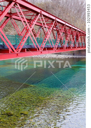 春天的北海道支笏湖鏡湖景色 102993453