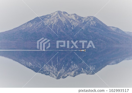 春天的北海道支笏湖鏡湖景色 102993517