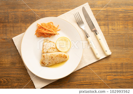 白魚 meuniere (pangasius) 102993562