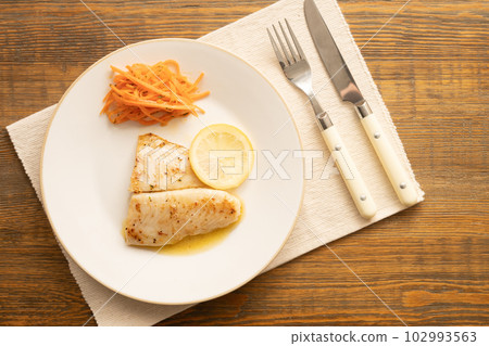 白魚 meuniere (pangasius) 102993563