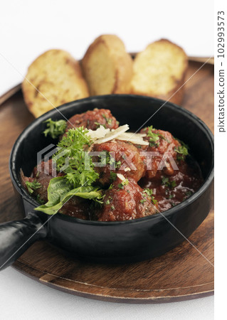 polpette al sugo traditional italian meatballs in tomato sauce polpette al sugo traditional italian meatballs in tomato sauce 102993573