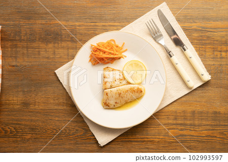 白魚 meuniere (pangasius) 102993597