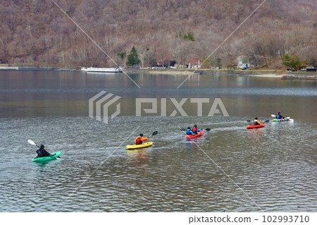 春天的北海道支笏湖鏡湖景色 102993710