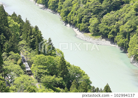 Fresh green Iida Line "Nakai Samurai Station" and Tenryu River 102994137