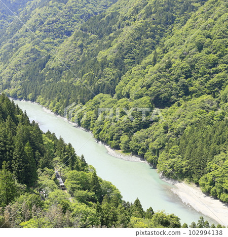 Fresh green Iida Line "Nakai Samurai Station" and Tenryu River Fresh green Iida Line "Nakai Samurai Station" and Tenryu River 102994138