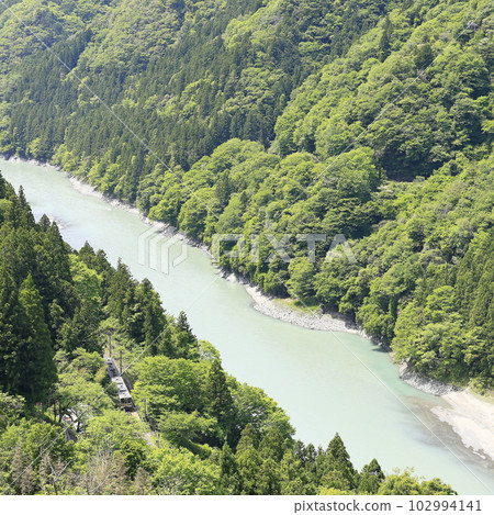 Fresh green Iida Line "Nakai Samurai Station" and Tenryu River Fresh green Iida Line "Nakai Samurai Station" and Tenryu River 102994141
