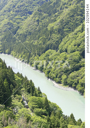 Fresh green Iida Line "Nakai Samurai Station" and Tenryu River 102994144
