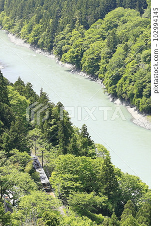Fresh green Iida Line "Nakai Samurai Station" and Tenryu River 102994145