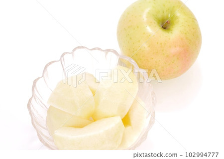 蘋果，去皮，切塊，甜點，朱鹮，玻璃器皿，明亮的背景 102994777