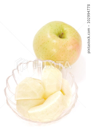 蘋果,去皮,切塊,甜點,朱鹮,玻璃器皿,明亮的背景 蘋果,去皮,切塊,甜點,朱鹮,玻璃器皿,明亮的背景 102994778