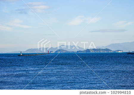 俯瞰高松港一文字防波堤的港口風光（香川縣高松市） 102994810