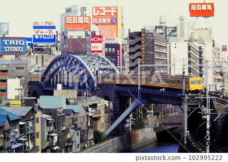 1980年5月3日，在舊秋葉原、雲葉100-142等運行的101係中央總武列車 102995222