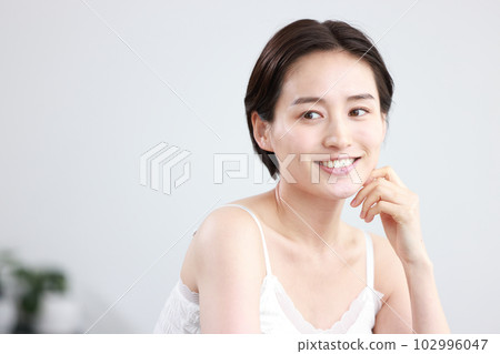 美容護膚形象女人把手指放在臉頰上 1 美容護膚形象女人把手指放在臉頰上 1 102996047