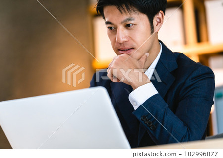 在電腦前思考的商人 102996077