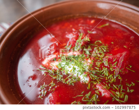 [烏克蘭]利沃夫老城的一家餐廳供應鮮紅的羅宋湯 102997875