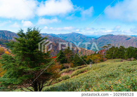 【日本名山100】從劍山登山纜車西島站看到的德島縣三好市劍山 102998528