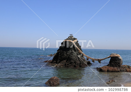 Beautiful clear sea and Meoto Iwa 102998786