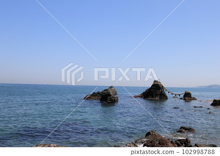 藍天、清澈的海水和夫婦岩 藍天、清澈的海水和夫婦岩 102998788