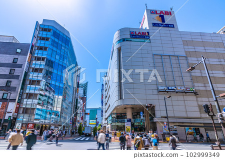 5 月在日本的東京城市景觀。藍天白雲下俯瞰池袋站東口市區。屏幕後面的池袋站=2天 102999349