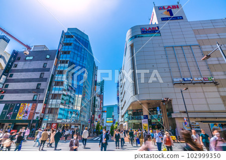 5 月在日本的東京城市景觀。藍天白雲下俯瞰池袋站東口市區。安全攝像頭眩光 = 2 天 102999350