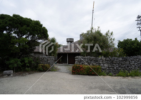 傳統沖繩房屋，沖繩旅館，沖繩房屋，舊木屋，無人居住的木製平房 102999856
