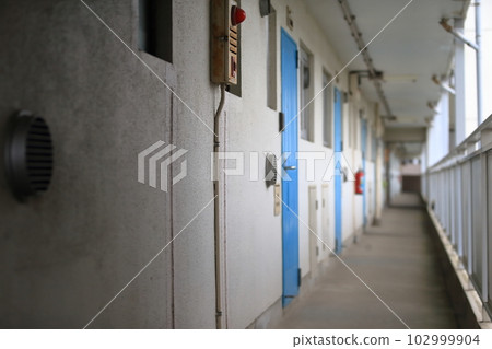 在公寓房子的開放式走廊 在公寓房子的開放式走廊 102999904