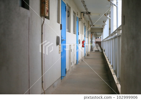 在公寓房子的開放式走廊 在公寓房子的開放式走廊 102999906