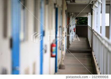 在公寓房子的開放式走廊 102999908