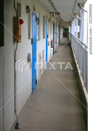 在公寓房子的開放式走廊 102999909