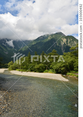 上高地有名的田代池 上高地有名的田代池 103000492