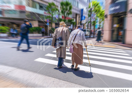 日本的東京城市景觀 老齡化社會/拄著拐杖的老人...... = 在東京（池袋站東口陽光街） 103002654