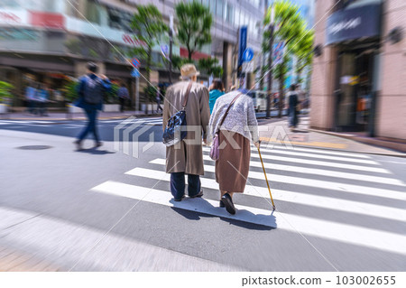日本的東京城市景觀 老齡化社會/拄著拐杖的老人...... = 在東京（池袋站東口陽光街） 103002655
