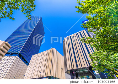 5 月在日本的東京城市景觀。池袋站東口的Hareza池袋景色和映襯著藍天的新綠 5 月在日本的東京城市景觀。池袋站東口的Hareza池袋景色和映襯著藍天的新綠 103003366