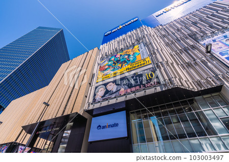 5 月在日本的東京城市景觀。池袋站東口的Hareza池袋景色映襯著藍天 5 月在日本的東京城市景觀。池袋站東口的Hareza池袋景色映襯著藍天 103003497