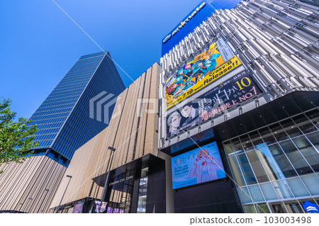 5 月在日本的東京城市景觀。池袋站東口的Hareza池袋景色映襯著藍天 5 月在日本的東京城市景觀。池袋站東口的Hareza池袋景色映襯著藍天 103003498