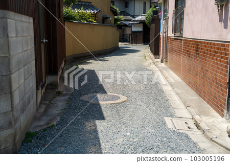 車道上的碎石路 103005196