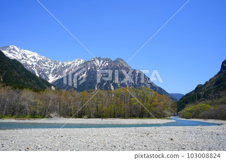 Hotaka mountain range and Azusa river in sunny weather 103008824