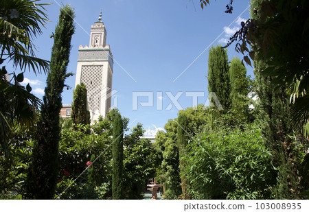 從巴黎第5區的伊斯蘭寺廟清真寺“巴黎大清真寺”內部可以看到尖塔（尖塔） 103008935