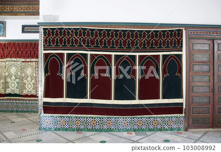 巴黎大清真寺內一間房間牆上的伊斯蘭刺繡,巴黎第五區的一座穆斯林寺廟清真寺 巴黎大清真寺內一間房間牆上的伊斯蘭刺繡,巴黎第五區的一座穆斯林寺廟清真寺 103008992