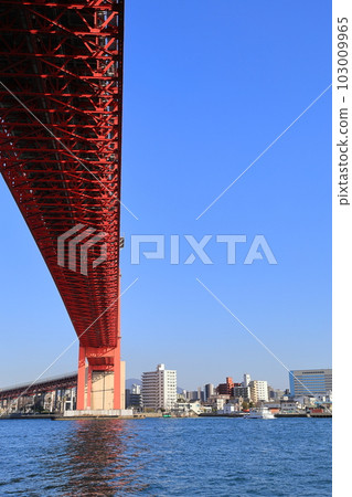 從若遠渡輪若松渡輪附近看到的通往戶畑的若遠大橋 103009965