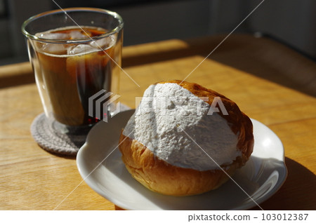 Maritozzo 配大量鮮奶油和冰咖啡 Maritozzo 配大量鮮奶油和冰咖啡 103012387